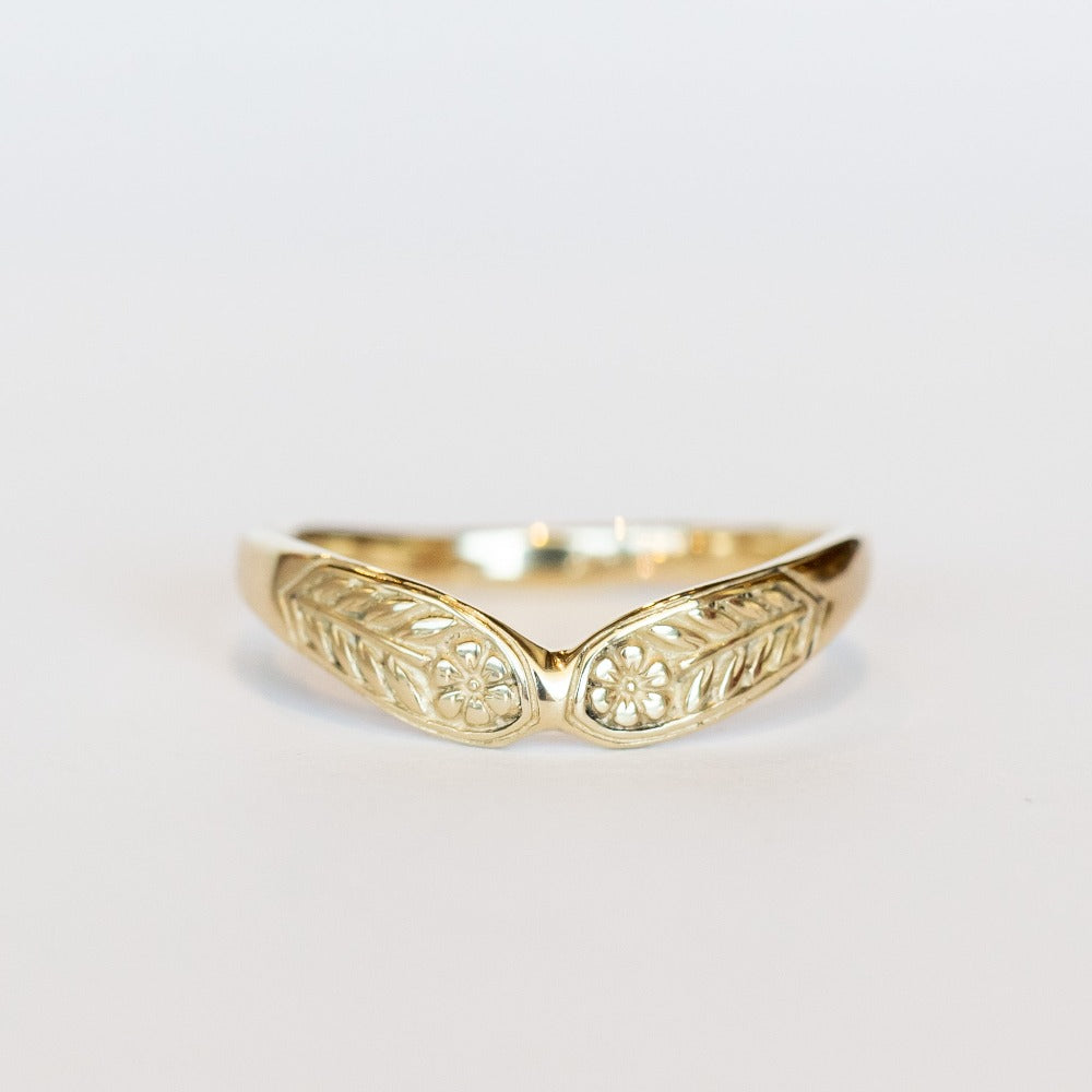Gold contour band featuring carved primrose flowers that meet in the middle.