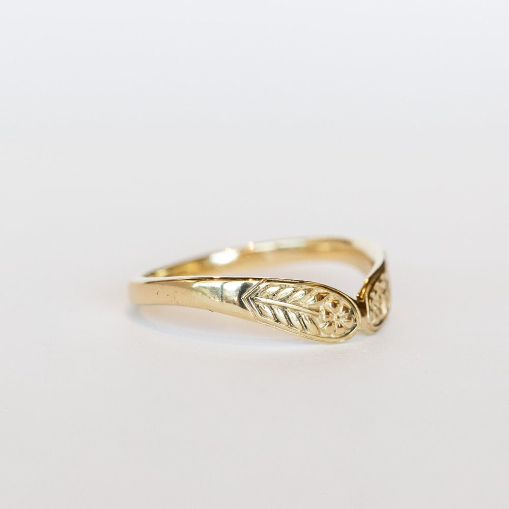 Gold contour band featuring carved primrose flowers that meet in the middle.