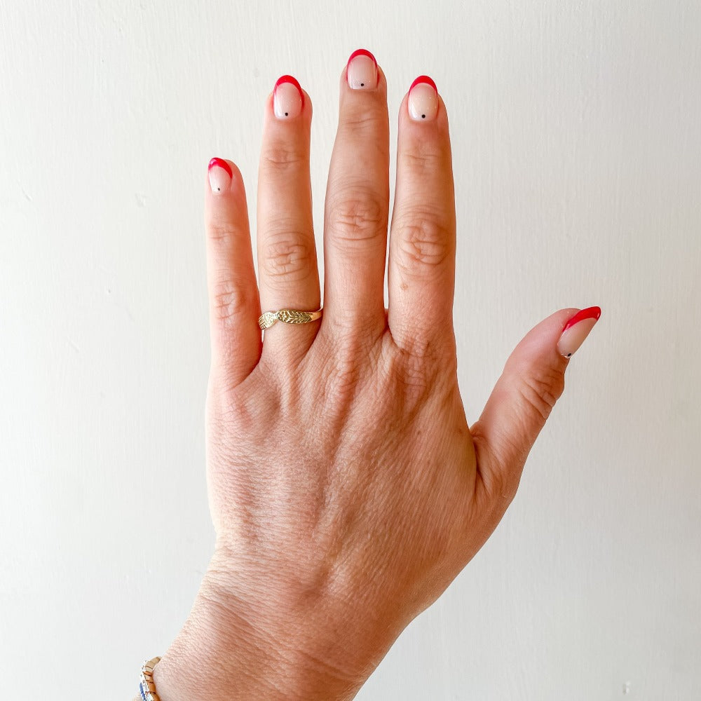 Gold contour band featuring carved primrose flowers that meet in the middle.
