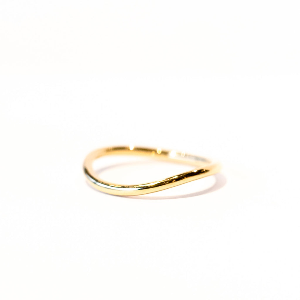 A thin, wavy gold band ring.