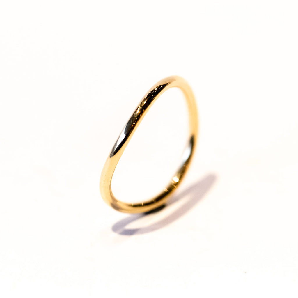 A thin, wavy gold band ring.