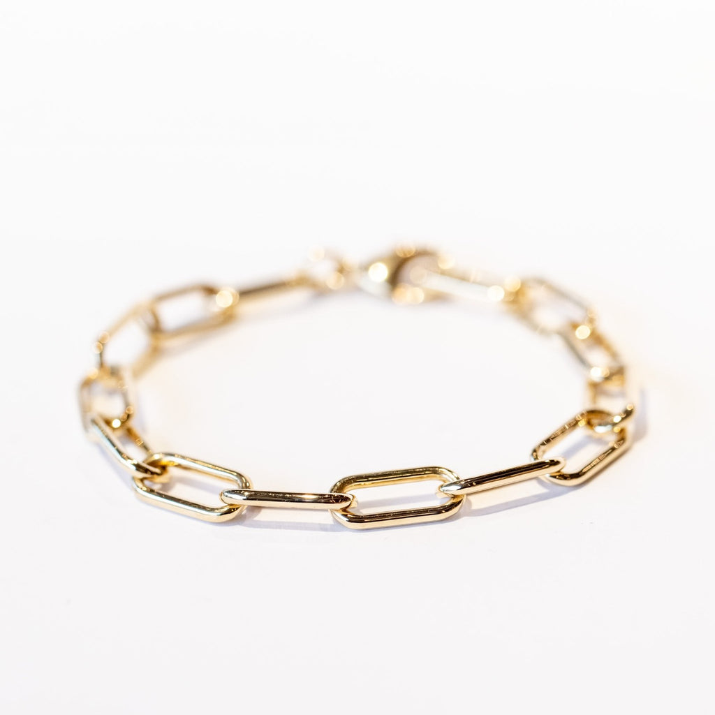 A yellow gold chain bracelet made up of elongated oval links.