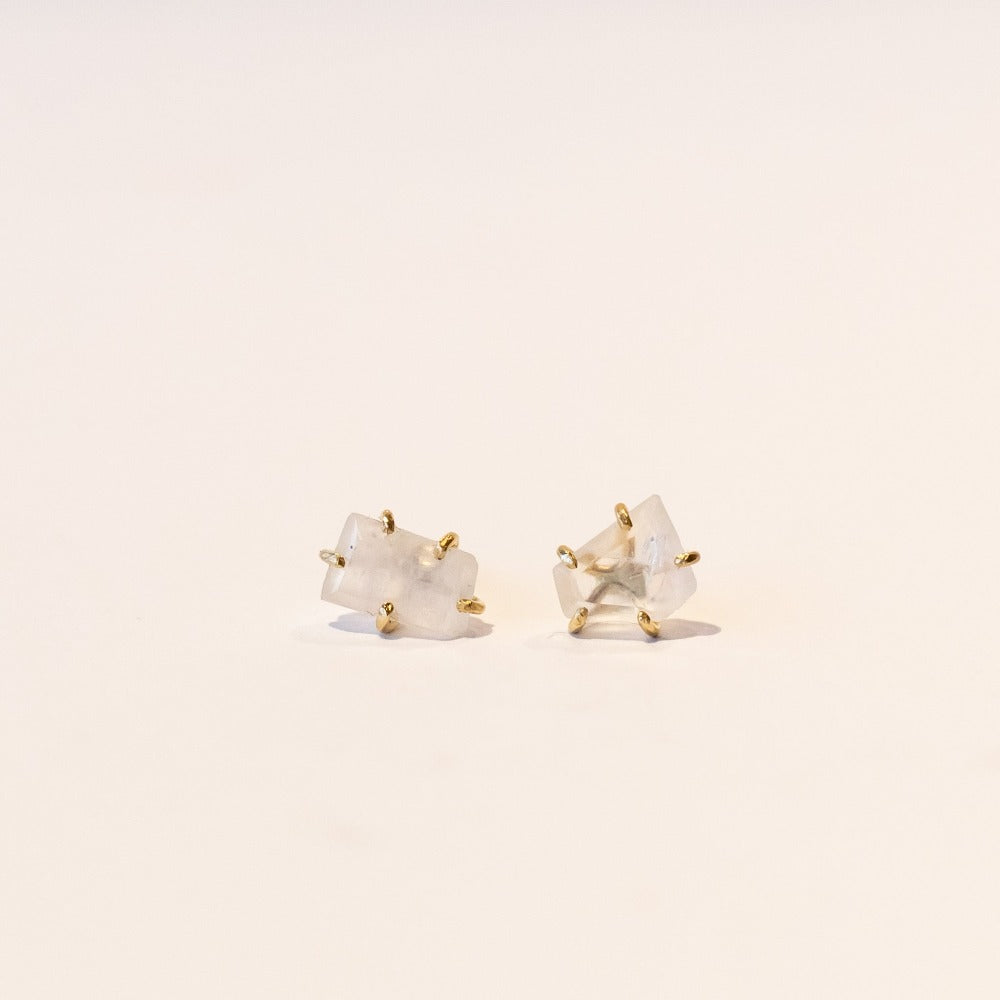 Asymmetrical, rough faceted moonstone stud earrings in yellow gold.