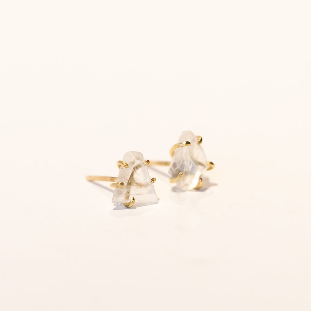 Asymmetrical, rough faceted moonstone stud earrings in yellow gold.