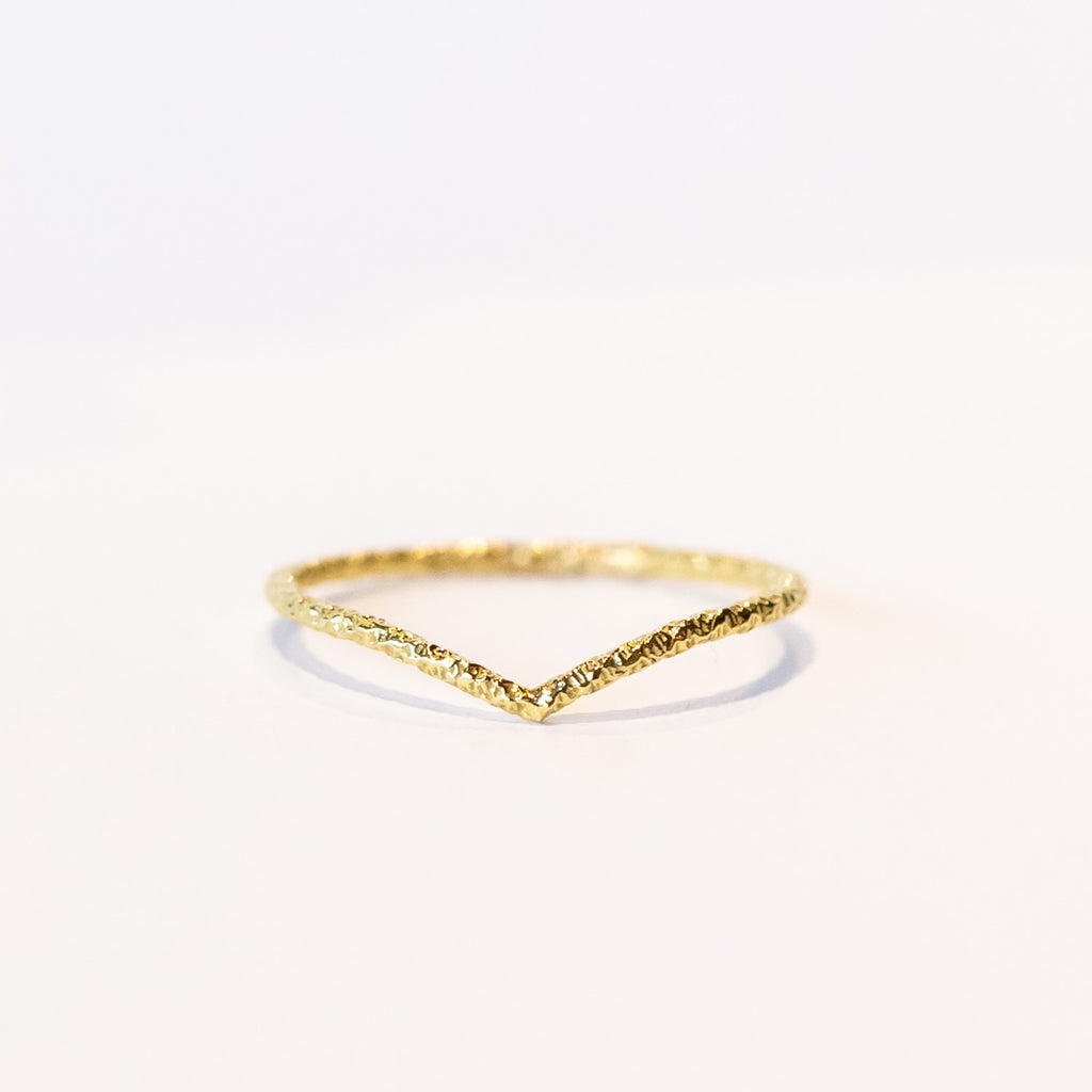 Thin hammered 18k gold contour band with hammered detail
