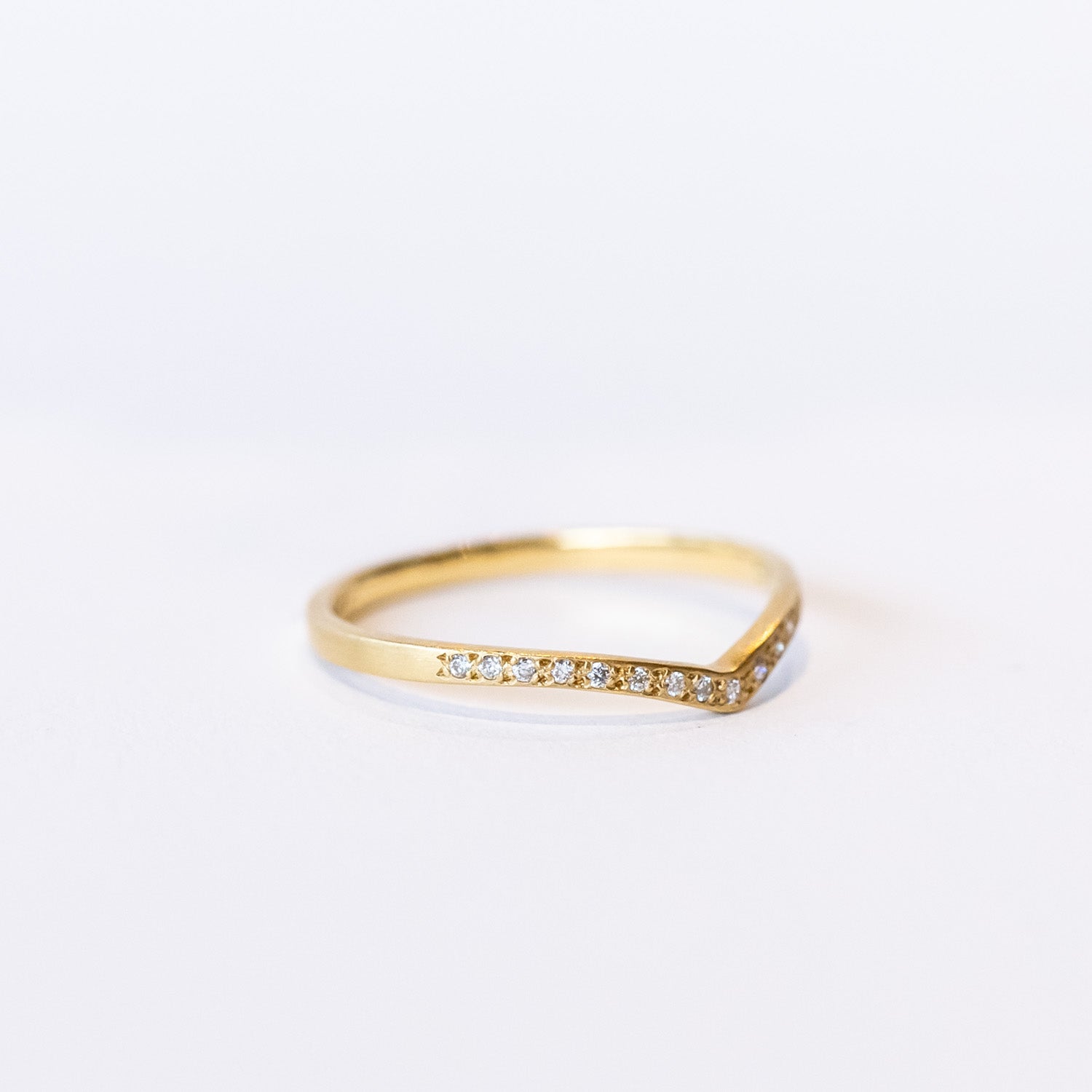 Satomi Kawakita | White Diamond Cresting Contour Band
