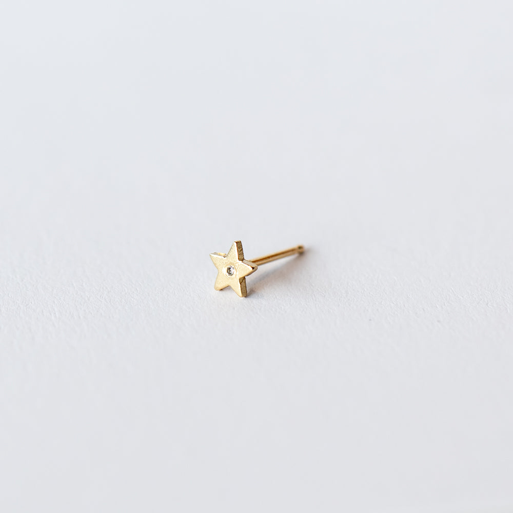 Victoria Cunningham | Tiny Star Stud Earring with Diamond (Single)