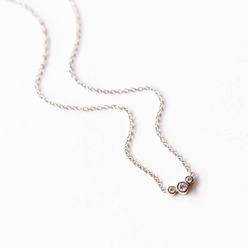 Zoe Chicco | Small Curved Graduated 3-Diamond Bezel Necklace
