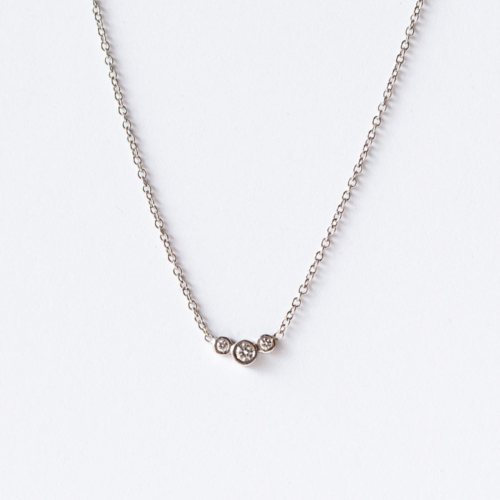 Zoe Chicco | Small Curved Graduated 3-Diamond Bezel Necklace