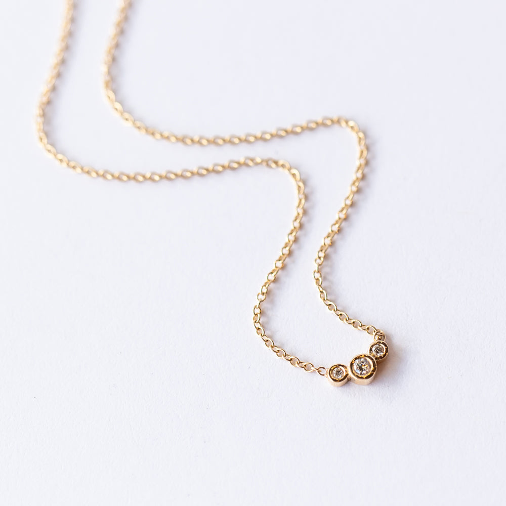 Zoe Chicco | Small Curved Graduated 3-Diamond Bezel Necklace