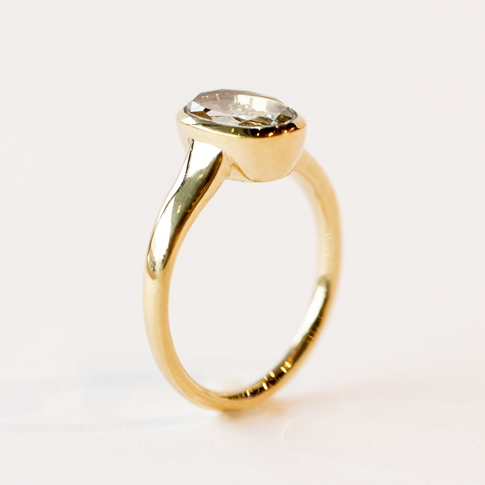 Neue Petite Oval Diamond Shaker Ring