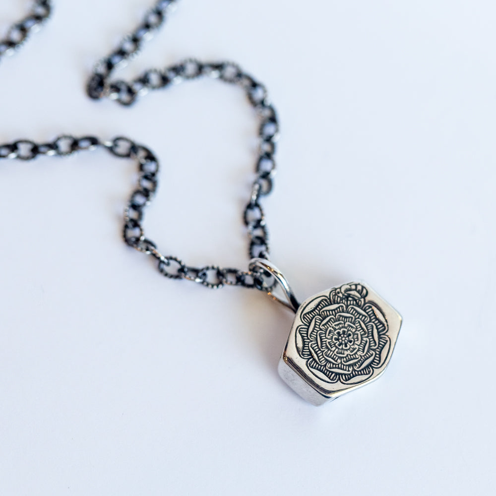 Dat Rosa Necklace