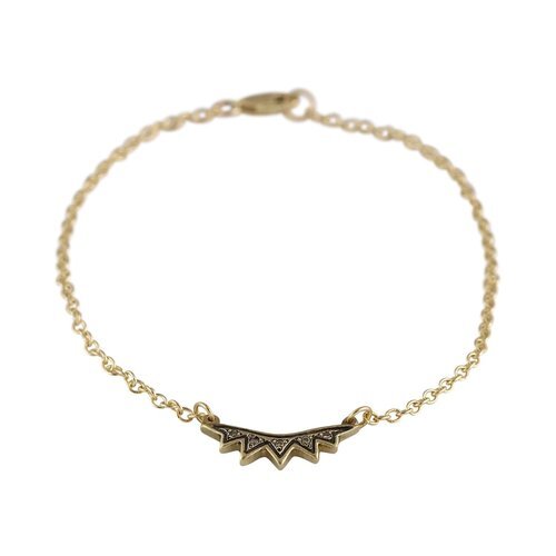 Sarah Swell gold bracelet with pointed pendant, top view