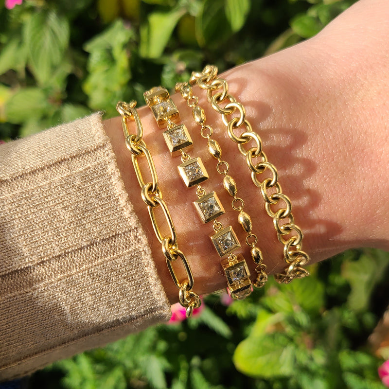 A yellow gold chain bracelet made up of alternating round and elongated oval links.